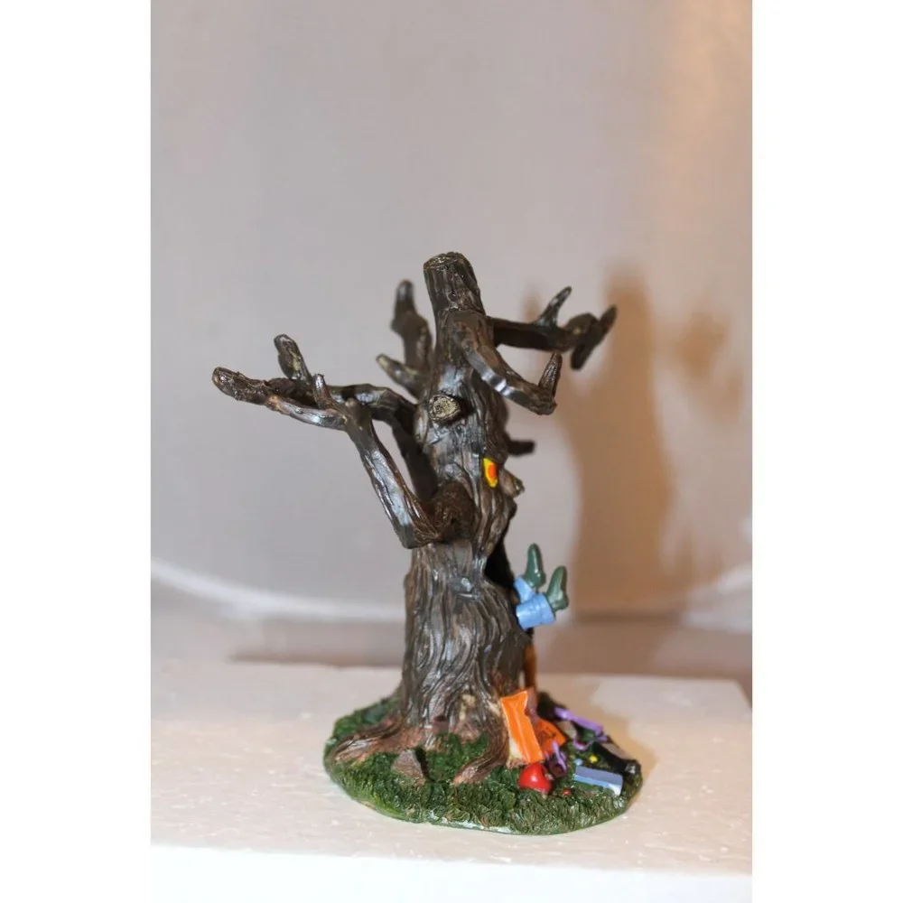 Lemax Spooky Town - Trick-Or-Treater Eating Tree